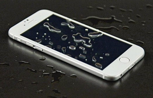 Sạc iPhone khi nước vẫn còn phía trong là một việc làm cực kỳ nguy hiểm
