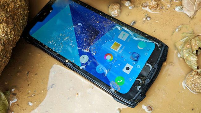 Cách Xử Lý Điện Thoại Bị Vô Nước: Khắc Phục Khẩn Cấp Trong Mùa Mưa Lũ Miền Trung